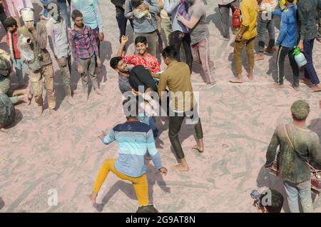 Les gens montrent acrobat tout en célébrant Holi, le festival de couleur en Inde. Banque D'Images