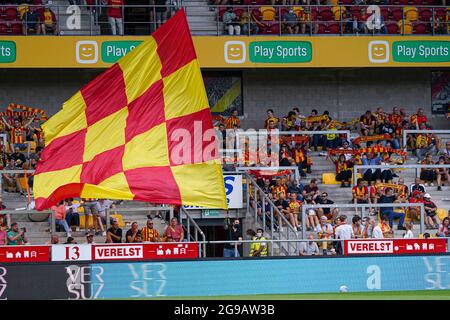 Mechelen, Belgique. 25 juillet 2021. MECHELEN, BELGIQUE - JUILLET 25: Un fan de KV Mechelen a brandu un drapeau lors du match Jupiler Pro League entre KV Mechelen et Royal Antwerp FC à AFAS Stadion le 25 juillet 2021 à Mechelen, Belgique (photo de Jeroen Meuwsen/Orange Pictures) crédit: Orange pics BV/Alay Live News Banque D'Images