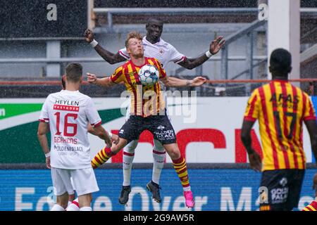 Mechelen, Belgique. 25 juillet 2021. MECHELEN, BELGIQUE - JUILLET 25 : Ferdy Druijf de KV Mechelen, Abdoulaye Seck de Royal Antwerp FC pendant le match Jupiler Pro League entre KV Mechelen et Royal Antwerp FC à AFAS Stadion le 25 juillet 2021 à Mechelen, Belgique (photo de Jeroen Meuwsen/Orange Pictures)*** Légende locale *** Ferdy Druijf, Abdoulaye Seck crédit: Orange pics BV/Alay Live News Banque D'Images