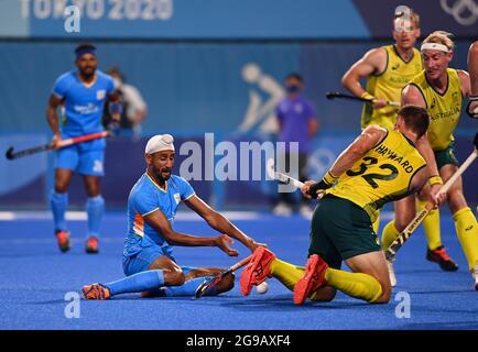 Tokyo, Japon. 25 juillet 2021. Mandeep Singh (2e L) de l'Inde rivalise avec Jeremy Thomas Hayward (front R) de l'Australie pendant le jeu des hommes UN match de hockey entre l'Australie et l'Inde aux Jeux Olympiques de Tokyo 2020 à Tokyo, Japon, le 25 juillet 2021. Credit: Li GA/Xinhua/Alay Live News Banque D'Images