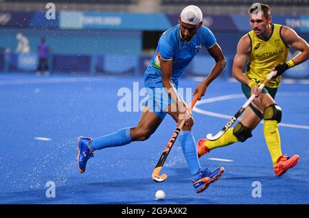 Tokyo, Japon. 25 juillet 2021. Mandeep Singh (L) de l'Inde pendant la piscine des hommes UN match de hockey entre l'Australie et l'Inde aux Jeux Olympiques de Tokyo 2020 à Tokyo, Japon, le 25 juillet 2021. Credit: Li GA/Xinhua/Alay Live News Banque D'Images