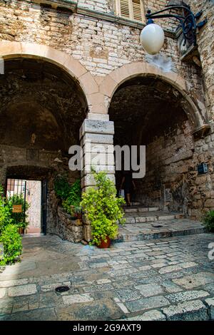 Sibenik ciudad médiéval pintoresca de Crocia con calles estrechas y rincones muy pintorescos, con fachadas adornadas de forma característica. Banque D'Images