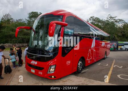 Bus ADO (Autobuses de Oriente) de Cancun au site archéologique de Chichen Itza à Yucatan, Mexique. Chichen Itza est un site classé au patrimoine mondial de l'UNESCO. Banque D'Images