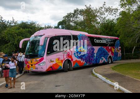 Chichen Itza exporte un bus de Cancun sur le site archéologique de Chichen Itza à Yucatan, au Mexique. Chichen Itza est un site classé au patrimoine mondial de l'UNESCO. Banque D'Images