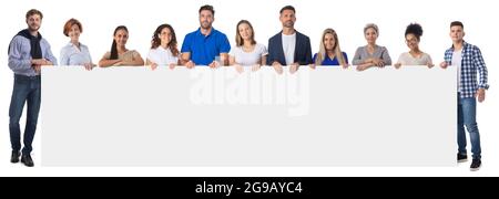 Heureux grand groupe de personnes décontractées debout ensemble et tenant un signe blanc pour votre texte Banque D'Images