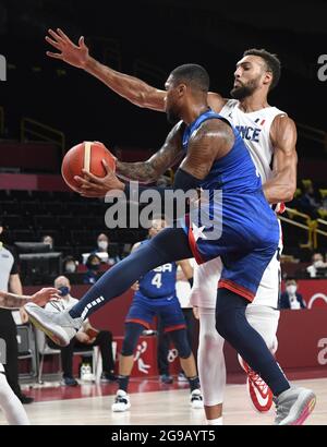 Tokyo, Japon. 25 juillet 2021. Aux États-Unis, Damian Lillard attend de passer à un coéquipier comme il a défendu par Rudy Gobert en France lors d'un match de basketball masculin aux Jeux Olympiques de Tokyo en 2020, le dimanche 25 juillet 2021, à Tokyo, Japon. Photo de Mike Theiler/UPI crédit: UPI/Alay Live News Banque D'Images