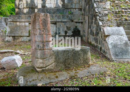 Templo de las grandes Mesas (Temple de la Table) au centre du site archéologique de Chichen Itza à Yucatan, au Mexique. Chichen Itza est une Herita du monde de l'UNESCO Banque D'Images