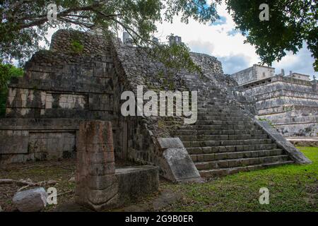 Templo de las grandes Mesas (Temple de la Table) au centre du site archéologique de Chichen Itza à Yucatan, au Mexique. Chichen Itza est une Herita du monde de l'UNESCO Banque D'Images