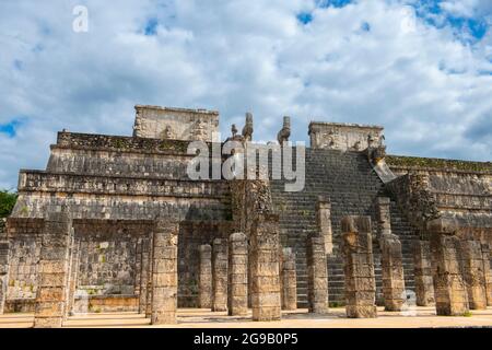 Templo de los Guerreros Temple des guerriers au centre du site archéologique de Chichen Itza à Yucatan, Mexique. Chichen Itza est un monde de l'UNESCO il Banque D'Images