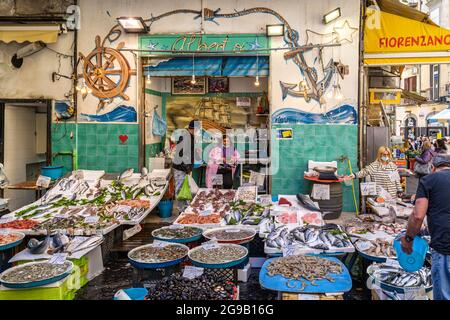 Naples, Italie, mai 2021 – Poisselette à poissons au marché de Pignasecca dans le centre historique de Naples Banque D'Images