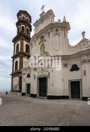 Façade de la Collégiale de Santa Maria Maddalena à Atrani, côte amalfitaine, Italie Banque D'Images