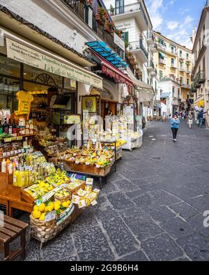 Amalfi, Italie, juin 2021 – boutiques de souvenirs vendant des citrons, des bouteilles de limoncello et d'autres produits typiques Banque D'Images