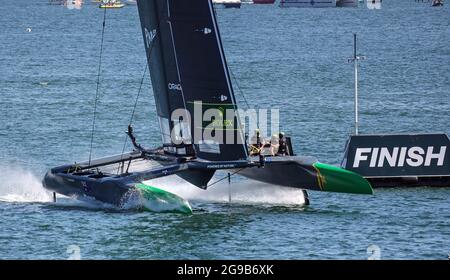 Team Australia, broquée par Tom Slingsby, passe le poste d'arrivée pour gagner l'événement SailGP saison 2 à Plymouth Sound. L'événement britannique également connu sous le nom de t Banque D'Images