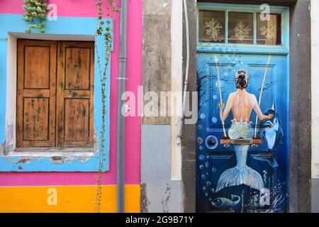 Mermaid balançant dans la peinture de l'eau art de rue à Madère Funchal Banque D'Images
