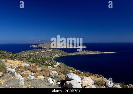 Sentier entre les monastères panagia Kamariani et Pandeleimon, île de Tilos, îles Dodécanèse, sud de la mer Égée, Grèce. Banque D'Images