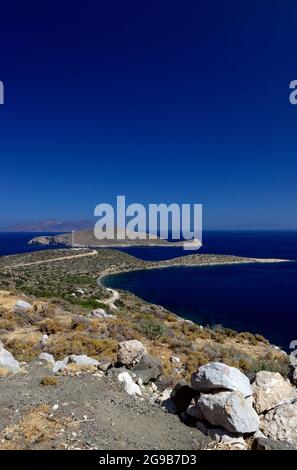 Sentier entre les monastères panagia Kamariani et Pandeleimon, île de Tilos, îles Dodécanèse, sud de la mer Égée, Grèce. Banque D'Images