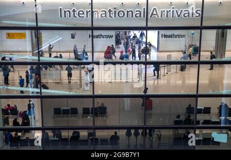 Londres, Royaume-Uni. 25 juillet 2021. Arrivées au terminal 2. Passagers au départ et à l'arrivée de l'aéroport d'Heathrow au début de la période des fêtes. Le système de feux de circulation est en place avec différentes règles pour les pays de la liste verte, orange et rouge. Certains passagers devront s'isoler à leur arrivée. Crédit : Mark Thomas/Alay Live News Banque D'Images