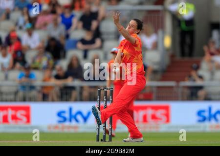 Georgia Elwiss Bowling pour Birmingham Phoenix à Manchester, Royaume-Uni, le 7/25/2021. (Photo de Conor Molloy/News Images/Sipa USA) Banque D'Images