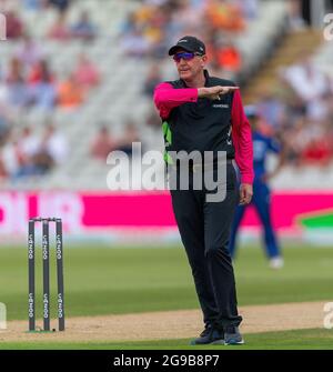 Edgbaston County Ground, Birmingham, Royaume-Uni 23 juillet 2021. Birmingham Phoenix / London Spirit, la centaine. Juge-arbitre Rob Bailey. Banque D'Images