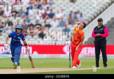 Edgbaston County Ground, Birmingham, Royaume-Uni 23 juillet 2021. Birmingham Phoenix / London Spirit, la centaine. Georgia Elwiss Bowling pour Birmingham Phoenix. Banque D'Images