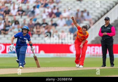 Edgbaston County Ground, Birmingham, Royaume-Uni 23 juillet 2021. Birmingham Phoenix / London Spirit, la centaine. Georgia Elwiss Bowling pour Birmingham Phoenix. Banque D'Images