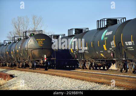 Hoffman Estates, Illinois, États-Unis. Deux trains de chemin de fer nationaux du Canada composés de wagons-citernes passent par un, à gauche, suspendu sur une voie d'évitement. Banque D'Images