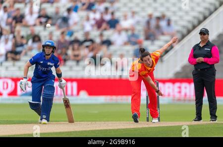 Edgbaston County Ground, Birmingham, Royaume-Uni 23 juillet 2021. Birmingham Phoenix / London Spirit, la centaine. Georgia Elwiss Bowling pour Birmingham Phoenix. Banque D'Images