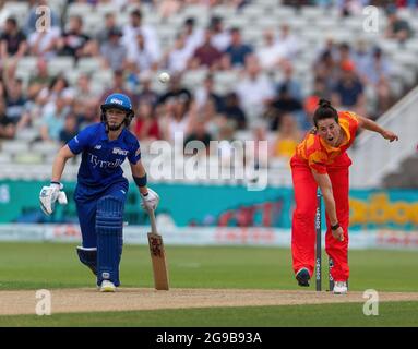 Edgbaston County Ground, Birmingham, Royaume-Uni 23 juillet 2021. Birmingham Phoenix / London Spirit, la centaine. Georgia Elwiss Bowling pour Birmingham Phoenix. Banque D'Images