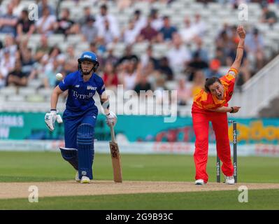 Edgbaston County Ground, Birmingham, Royaume-Uni 23 juillet 2021. Birmingham Phoenix / London Spirit, la centaine. Georgia Elwiss Bowling pour Birmingham Phoenix. Banque D'Images