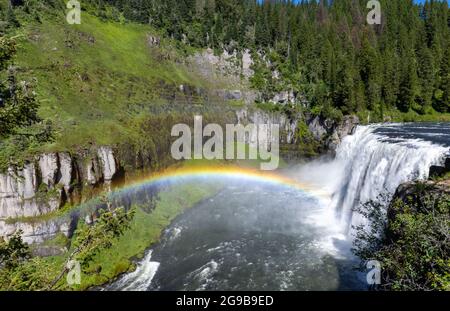 Pittoresque Upper Mesa Falls et Rainbow sur la rivière Snake, Idaho Banque D'Images