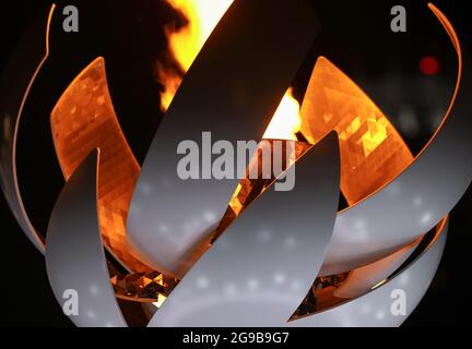 (210725) -- TOKYO, le 25 juillet 2021 (Xinhua) -- un caldron olympique est vu de nuit sur le pont Ariake Yume-no-ohashi à Tokyo, Japon, le 25 juillet 2021. (Xinhua/du Xiaoyi) Banque D'Images