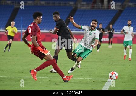 Ragnar ACHE (GER) action, duels versus Abdelelah ALAMMR (KSA) et goalwart Mohammed ALRUBAIE (KSA). Arabie Saoudite (KSA) - Allemagne (GER) 2-3, football, International Stradium Yokohama le 25 juillet 2021, Jeux Olympiques d'été 2020, à partir de juillet 23. - 08.08.2021 à Tokyo/Japon. Banque D'Images