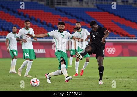 Ragnar ACHE (GER), action, duels contre Abdulelah ALAMMR (KSA). Arabie Saoudite (KSA) - Allemagne (GER) 2-3, football, International Stradium Yokohama le 25 juillet 2021, Jeux Olympiques d'été 2020, à partir de juillet 23. - 08.08.2021 à Tokyo/Japon. Banque D'Images