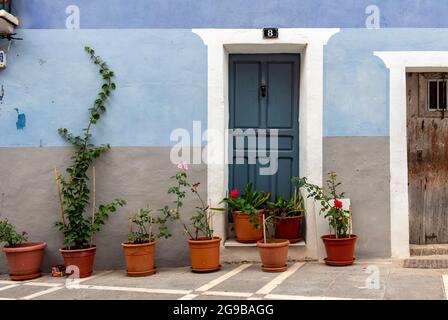 Porte bleue et maison avec pots de fleurs, Villajoyosa, Espagne Banque D'Images