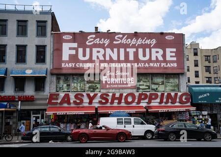 Vitrines vues le long de la 3e Avenue à East Harlem, New York, le 9 juillet 2021. Banque D'Images