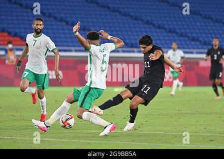 Nadiem AMIRI (GER), action, duels contre Sami ALNAJI (KSA). Arabie Saoudite (KSA) - Allemagne (GER) 2-3, football, International Stradium Yokohama le 25 juillet 2021, Jeux Olympiques d'été 2020, à partir de juillet 23. - 08.08.2021 à Tokyo/Japon. Banque D'Images