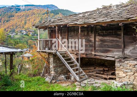 Village du Kosovo, près du complexe balnéologique Narechenski bani, district de Smolyan, escaliers en bois jusqu'à la porte d'entrée, Balkans, Bulgarie, Europe de l'est Banque D'Images