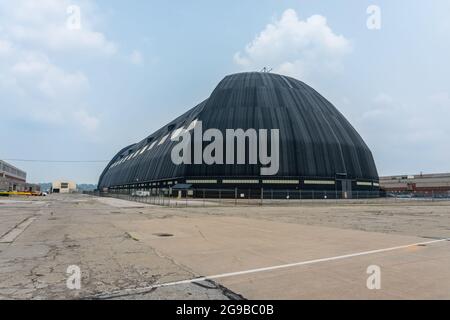 Vue extérieure sur le quai Goodyear Airdock situé à Akron, Ohio. Il s'agit d'un grand hangar pour le Blimp Goodyear terminé en 1929. C'est un Hist désigné Banque D'Images