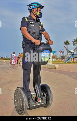 Vendrell, Espagne. 23 juillet 2021. Un policier local de Vendrell patrouille sur un véhicule électrique segway. La police locale d'El Vendrell (Espagne) intègre le segway dans ses flottes de véhicules, le système de transport par une seule personne qui permet une plus grande agilité à l'officier de police et la capacité de contrôle dans les zones piétonnes fermées à la circulation ou les zones bondées de personnes et les zones commerciales. Ces véhicules atteignent 20 km/h, il s'agit d'équipements électriques, de sorte qu'ils ne génèrent pas de bruit ou d'émissions polluantes. Crédit : SOPA Images Limited/Alamy Live News Banque D'Images