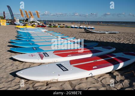 Pärnu, Estonie - 11 juillet 2021: Location de matériel de surf au centre de surf d'Aloha sur la plage de Pärnu. Banque D'Images