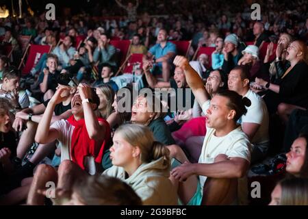 Pärnu, Estonie - 11 juillet 2021: Une grande foule de fans se sont réunis pour assister à la finale du Championnat d'Europe de football entre l'Italie et l'Angleterre sur Pärnu Banque D'Images