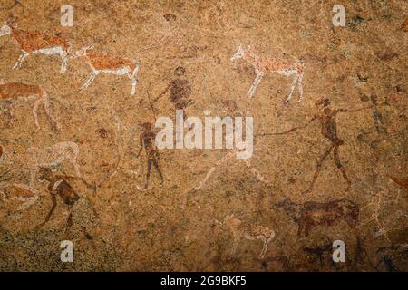 Célèbre peinture de grotte préhistorique connue sous le nom de la Vierge Blanche de Brandberg datant de 2000 ans et située au pied de la montagne Brandberg en Namibie. Banque D'Images