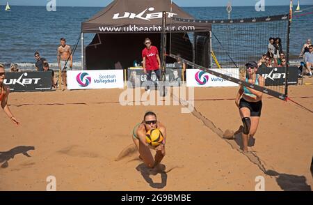 Portobello, Édimbourg, Écosse, Royaume-Uni. 25 juillet 2021. UKBT Grand Chelem Series Volleyball 2021 dernier événement pour femmes, organisé par l'Association écossaise de Volleyball en partenariat avec le Royaume-Uni Beachtour. Gagnants (orange) Tokarenko/Sviridova vs Johnston/Hayashi. Crédit : Arch White/Alamy Live News Banque D'Images