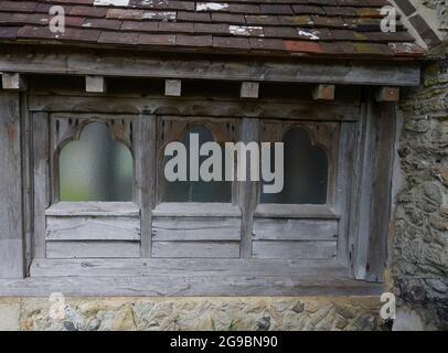 Vue rapprochée extérieure d'une fenêtre en bois d'entrée d'une église historique. Banque D'Images