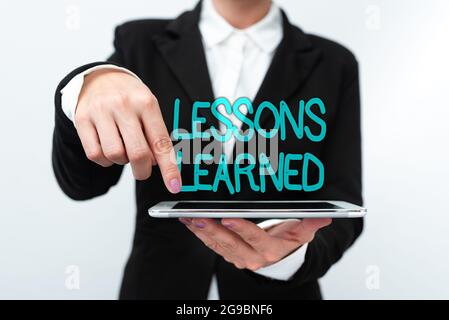 Légende conceptuelle leçons apprises. Concept d'Internet la connaissance ou la compréhension acquise par l'expérience présentant les idées de nouvelles technologies discutant Banque D'Images