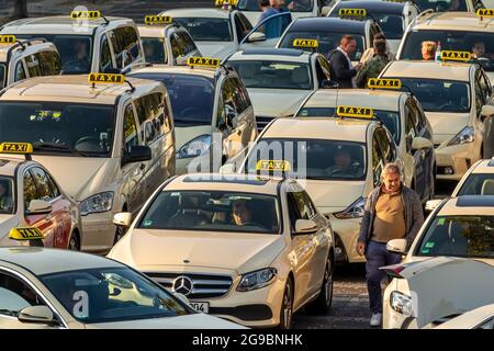 Berlin, Allemagne - 15 septembre 2018: Taxis à Berlin Tegel - Otto Lilienthal parking de l'aéroport, TXL, EDDT Banque D'Images