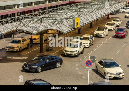 Berlin, Allemagne - 01 juillet 2018 : taxis à Berlin Tegel - parking de l'aéroport Otto Lilienthal, TXL, EDDT Banque D'Images