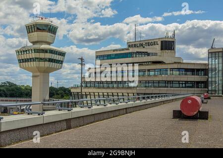Berlin, Allemagne - 01 juillet 2018 : Berlin Tegel - aéroport Otto Lilienthal Tour de contrôle de la circulation aérienne et terminal, TXL, EDDT Banque D'Images