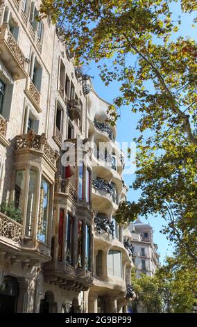 Architecture d'un immeuble résidentiel dans le style de Gaudi , Barcelone, Espagne Banque D'Images