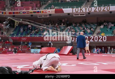 Tokyo, Japon. 25 juillet 2021. Le Japon Hifumi Abe s'est incliné en étant assis après la finale lors de la compétition masculine Judo 66kg des Jeux Olympiques de Tokyo au Nippon Budokan à Tokyo, au Japon, le dimanche 25 juillet 2021. Photo par Keizo Mori/UPI crédit: UPI/Alay Live News Banque D'Images